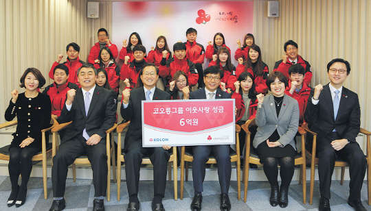 14일 서울 중구 사회복지공동모금회에서 김승일 코오롱그룹 전무(왼쪽 네번째)가 김주현 사회복지공동모금회 사무총장(왼쪽 세번째)에게 희망나눔 성금 6억원을 전달하고 직원들과 기념촬영을 하고 있다.     코오롱 제공